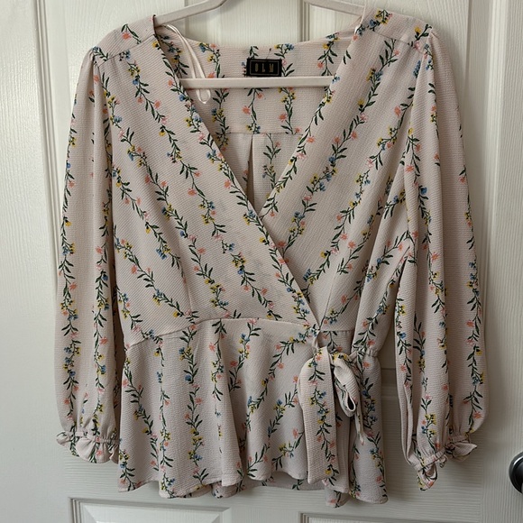 SOLD 💚 OLM Light Pink Floral Wrap Flattering Peplum Top L - Picture 3 of 11
